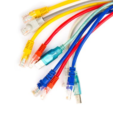bilgisayar ağ kablolarını beyaz backgrou izole renkli multi