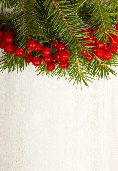 Рождественская елка на деревянной доске — стоковое фото