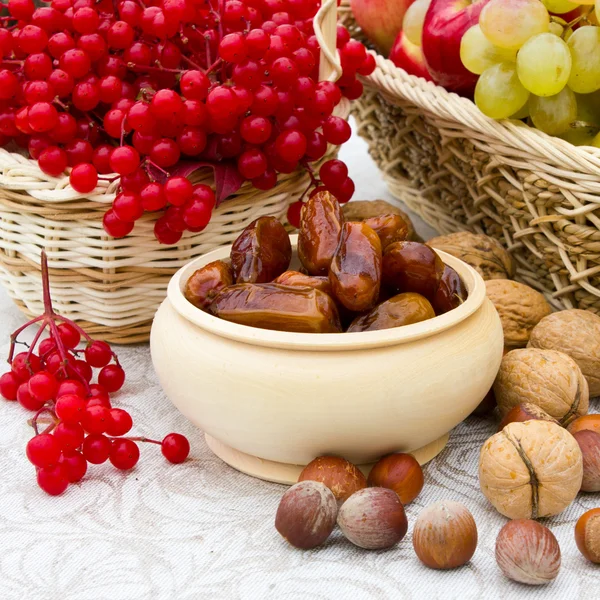 Frukt och nötter och bär — Stockfoto