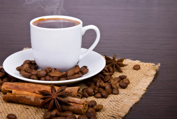 Tasse de café avec des haricots — Photo