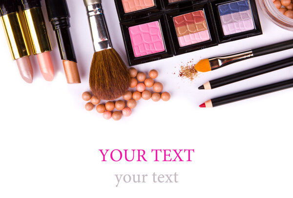 Кисть макияжа и косметика, на белом фоне изолированы, с
