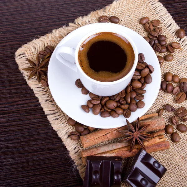 Tazza di caffè con fagioli — Foto Stock