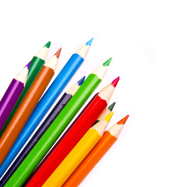 Beyaz arkaplanda izole edilmiş çok renkli kalemler