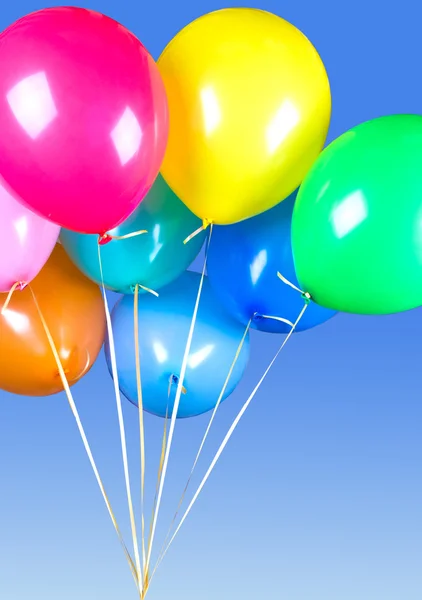 Mångfärgade ballonger i stadsfestival — Stockfoto