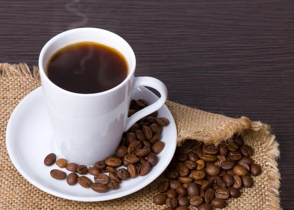 Tasse Heißgetränk mit Kaffee-Strahl — Stockfoto