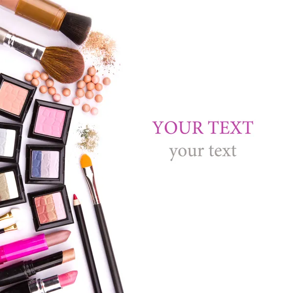 Make-up Pinsel und Kosmetik, auf weißem Hintergrund isoliert, mit Clipping-Pfad Stockfoto