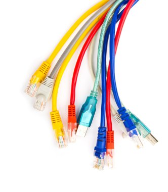 bilgisayar ağ kablolarını beyaz backgrou izole renkli multi
