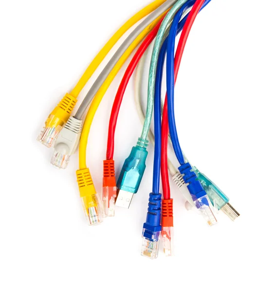 Cables de red de computadoras multicolores aislados en backgrou blanco — Foto de Stock