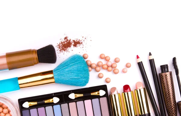 Make-up borstel en cosmetica, op een witte achtergrond geïsoleerd, met — Stockfoto