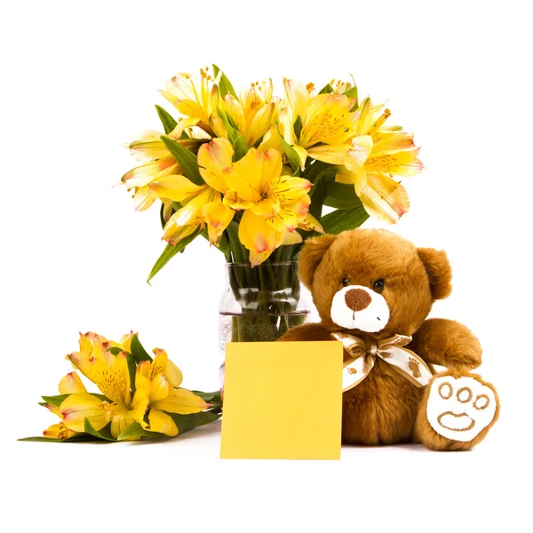 Urso de pelúcia e flores — Fotografia de Stock