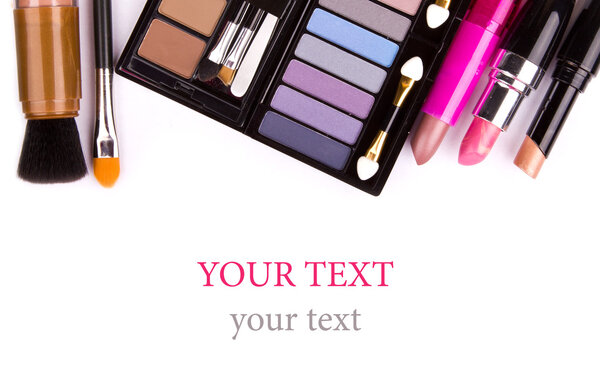 Кисть макияжа и косметика, на белом фоне изолированы, с
