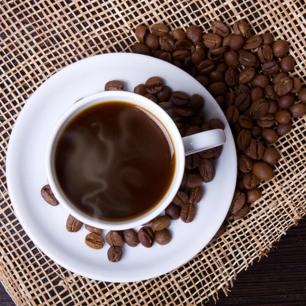 Kopje warme drank met koffie lichtbundel — Stockfoto