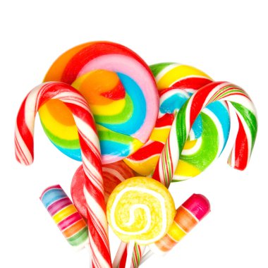 Beyaz arkaplanda izole edilmiş renkli lolipoplar