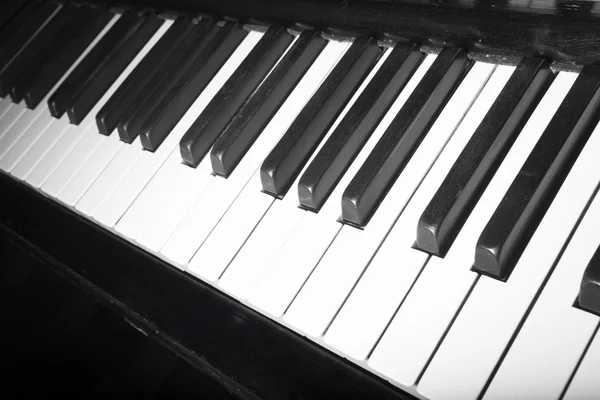 Piano toetsen close-up monochroom — Stockfoto