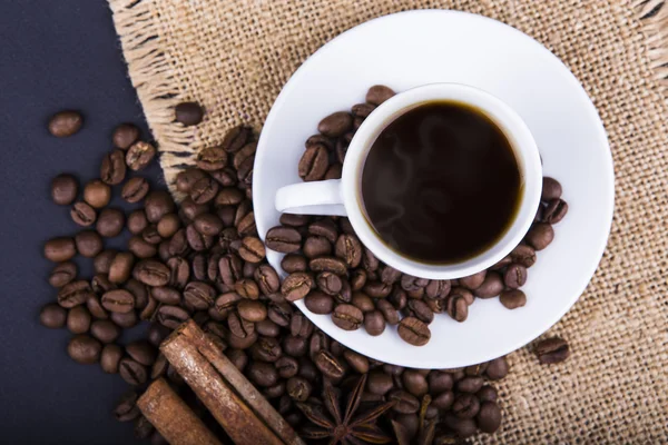 Kopje warme drank met koffie lichtbundel de — Stockfoto