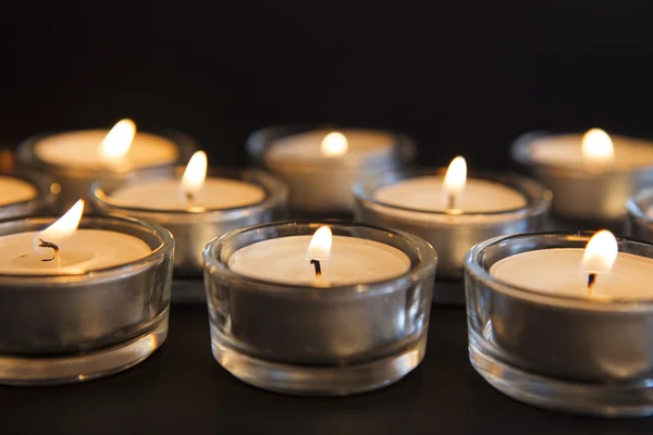 Panorama das muitas velas acesas com profundidade de campo rasa — Fotografia de Stock