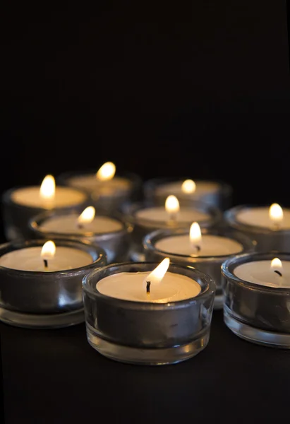 Panorama das muitas velas acesas com profundidade de campo rasa — Fotografia de Stock