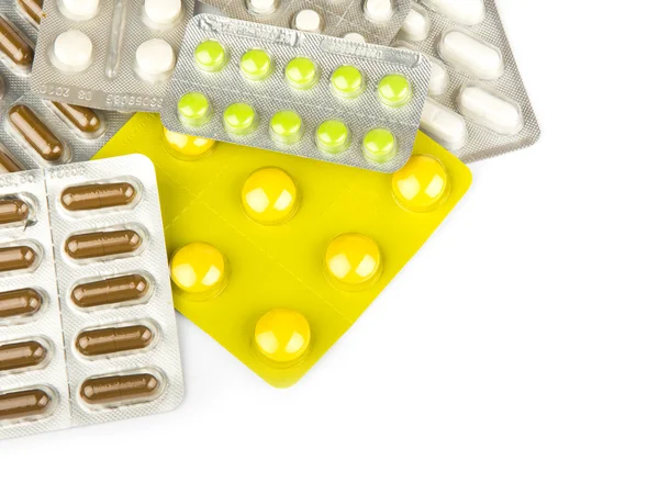 Kapsułki i tabletki pakowane w blistry izolowane na białym zbliżeniu — Zdjęcie stockowe