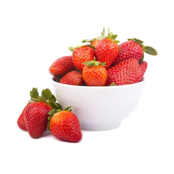 Φράουλα σε μπολ που απομονώνονται σε λευκό — Φωτογραφία Αρχείου