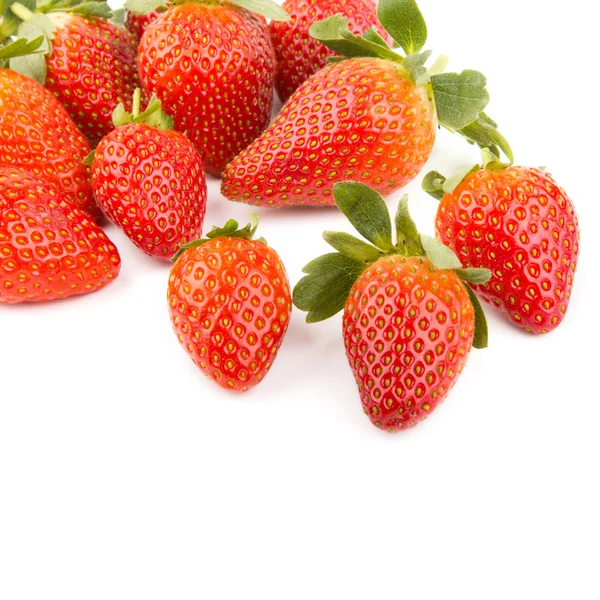 Primo piano di fragola su sfondo bianco con percorso di ritaglio — Foto Stock