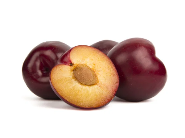 Frutto di prugna rossa isolato su sfondo bianco — Foto Stock