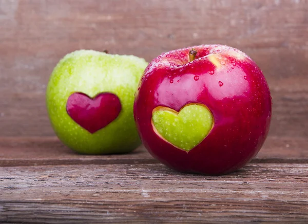 Dos manzanas con corazón — Foto de Stock