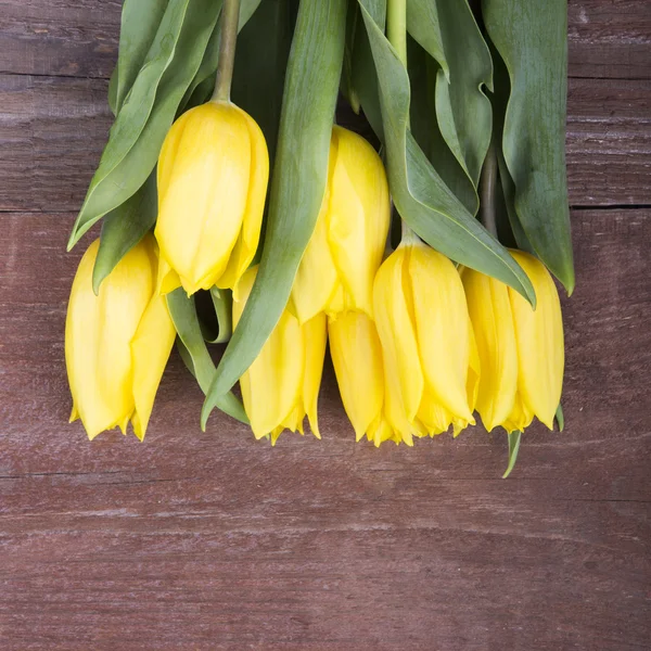 Tulipany na drewnianym stole — Zdjęcie stockowe