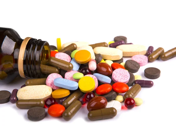 Tabletki i tabletki na białym tle — Zdjęcie stockowe