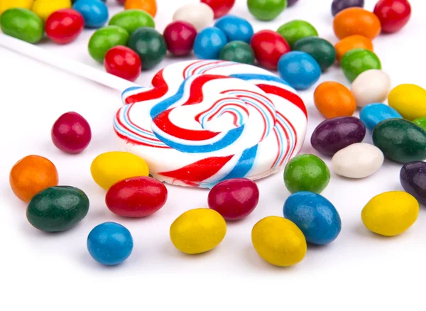 Beyaz arkaplanda renkli şeker — Stok fotoğraf