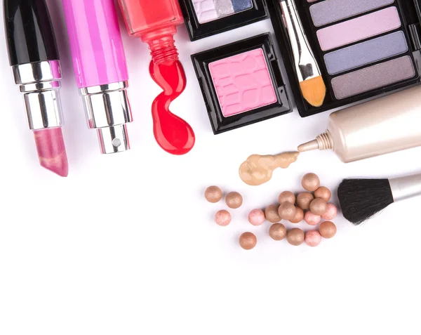 Make-up borstel en cosmetica, op een witte achtergrond geïsoleerd, met — Stockfoto