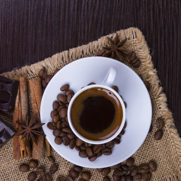 Tazza di bevanda calda con fascio di caffè — Foto Stock