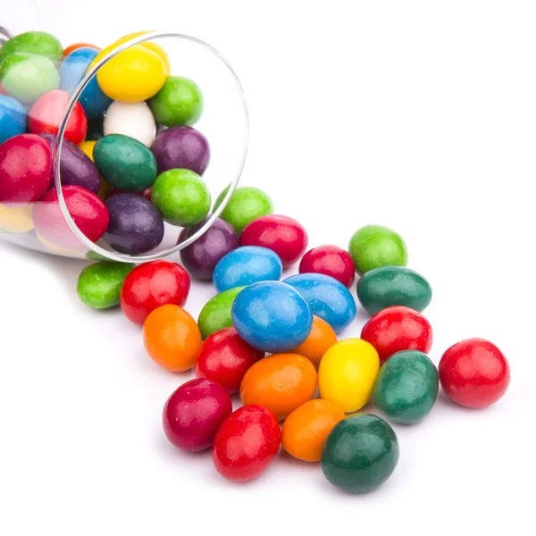 Farbige Bonbons auf weißem Hintergrund — Stockfoto