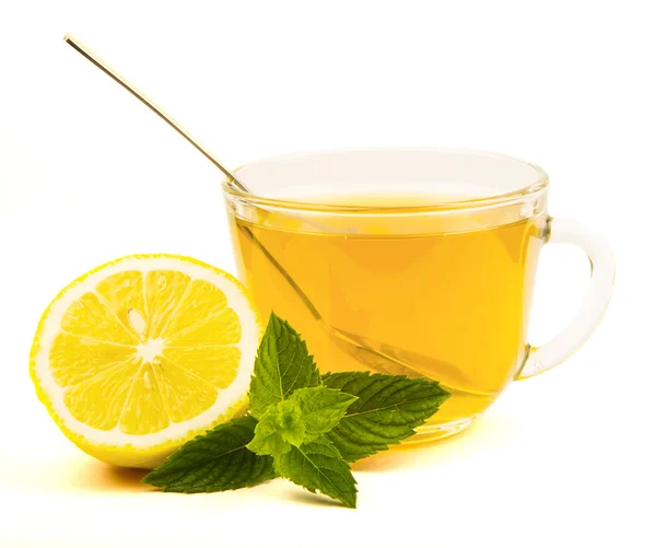 Чай в чашці з листовою м'ятою і лимоном ізольовані на білому тлі — стокове фото
