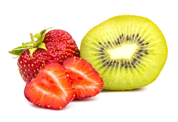 Fruit van kiwi en aardbeien op witte — Stockfoto