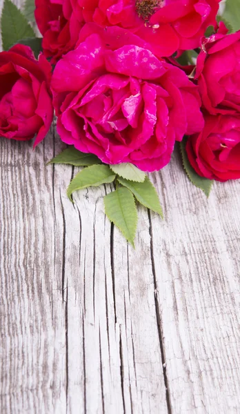 Fond en bois avec des roses — Photo