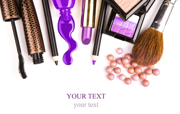 Make-up-Pinsel und Kosmetik, auf weißem Hintergrund isoliert, mit Stockbild