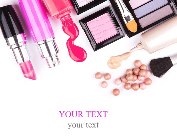 Make-up-Pinsel und Kosmetik, auf weißem Hintergrund isoliert, mit Stockfoto