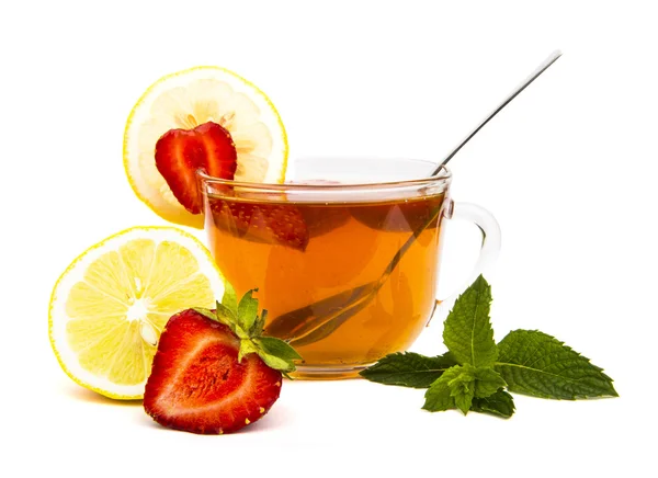 Früchte-Erdbeer-Tee mit frischer grüner Minze isoliert auf weiß lizenzfreie Stockfotos