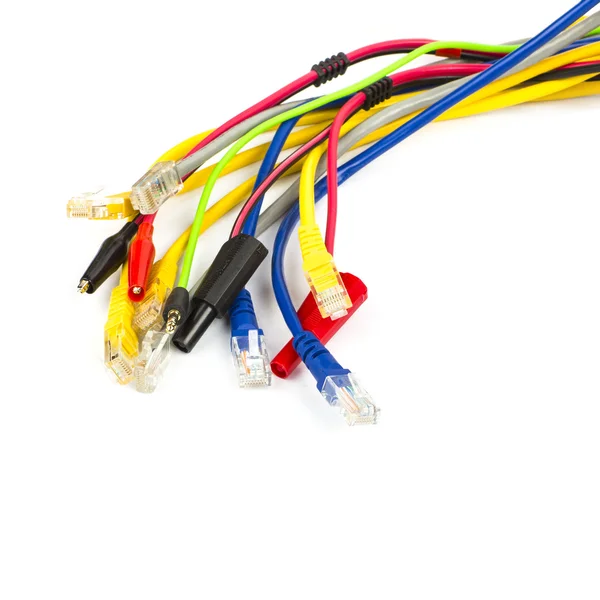 Cables de red de computadoras multicolores aislados en backgrou blanco — Foto de Stock