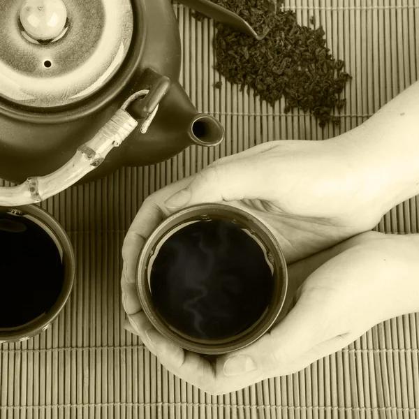 Conjunto de chá asiático na esteira de bambu — Fotografia de Stock
