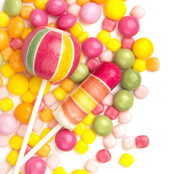 Farbige Bonbons auf weißem Hintergrund — Stockfoto