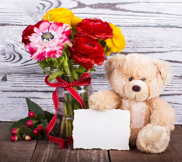 Urso de pelúcia e flores — Fotografia de Stock