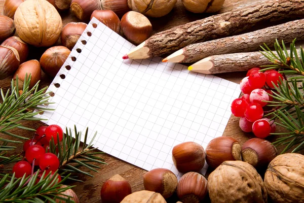 Papier mit Weihnachtsdekoration — Stockfoto