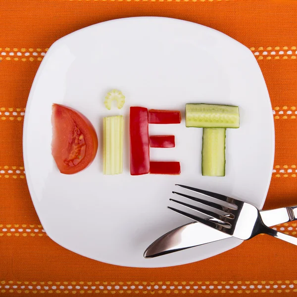 На столе выложена белая тарелка на их слове - диета  - — стоковое фото