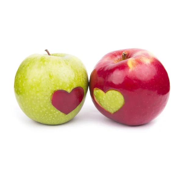 Twee appels met hart geïsoleerd op wit — Stockfoto