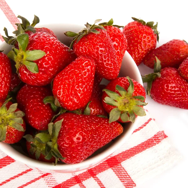 Fresas frescas en un tazón — Foto de Stock