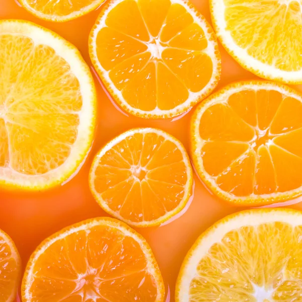 抽象的な背景がオレンジと蜜柑の sl のシトラス フルーツ添え — ストック写真