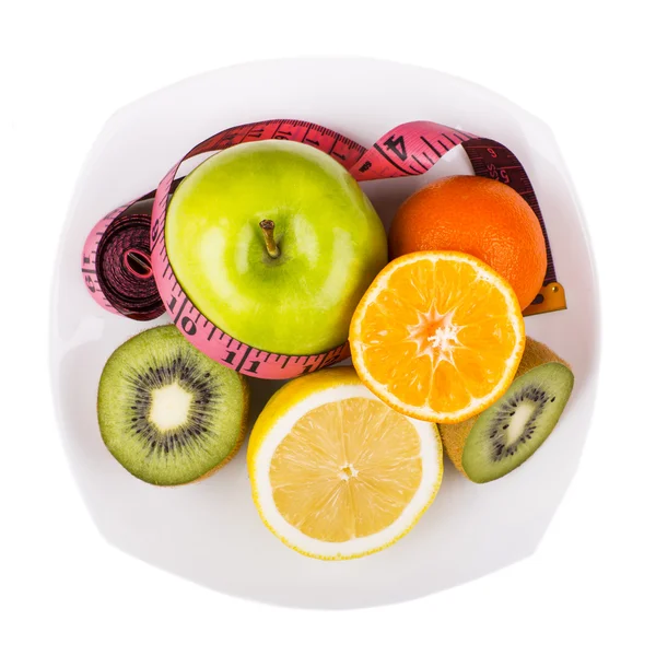 Assortiment van gesneden fruit op plaat — Stockfoto