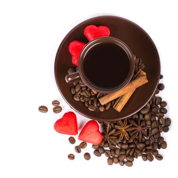 Kopje van koffie, rode suikergoed, cadeau en rozen voor Valentijnsdag, is — Stockfoto