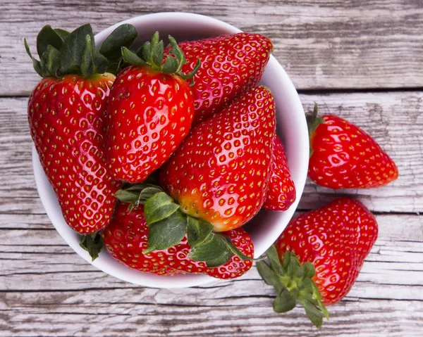 Fresas frescas sobre fondo de madera viejo — Foto de Stock